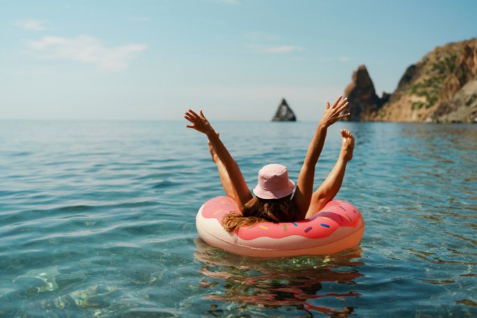 Frau im Schwimmreifen im Meer