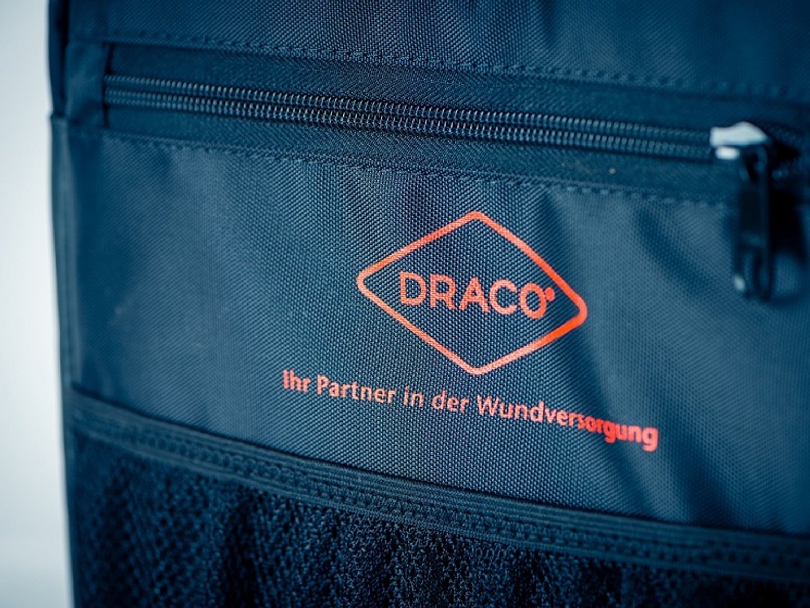 Hausbesuchsrucksack mit sichtbarem Logo