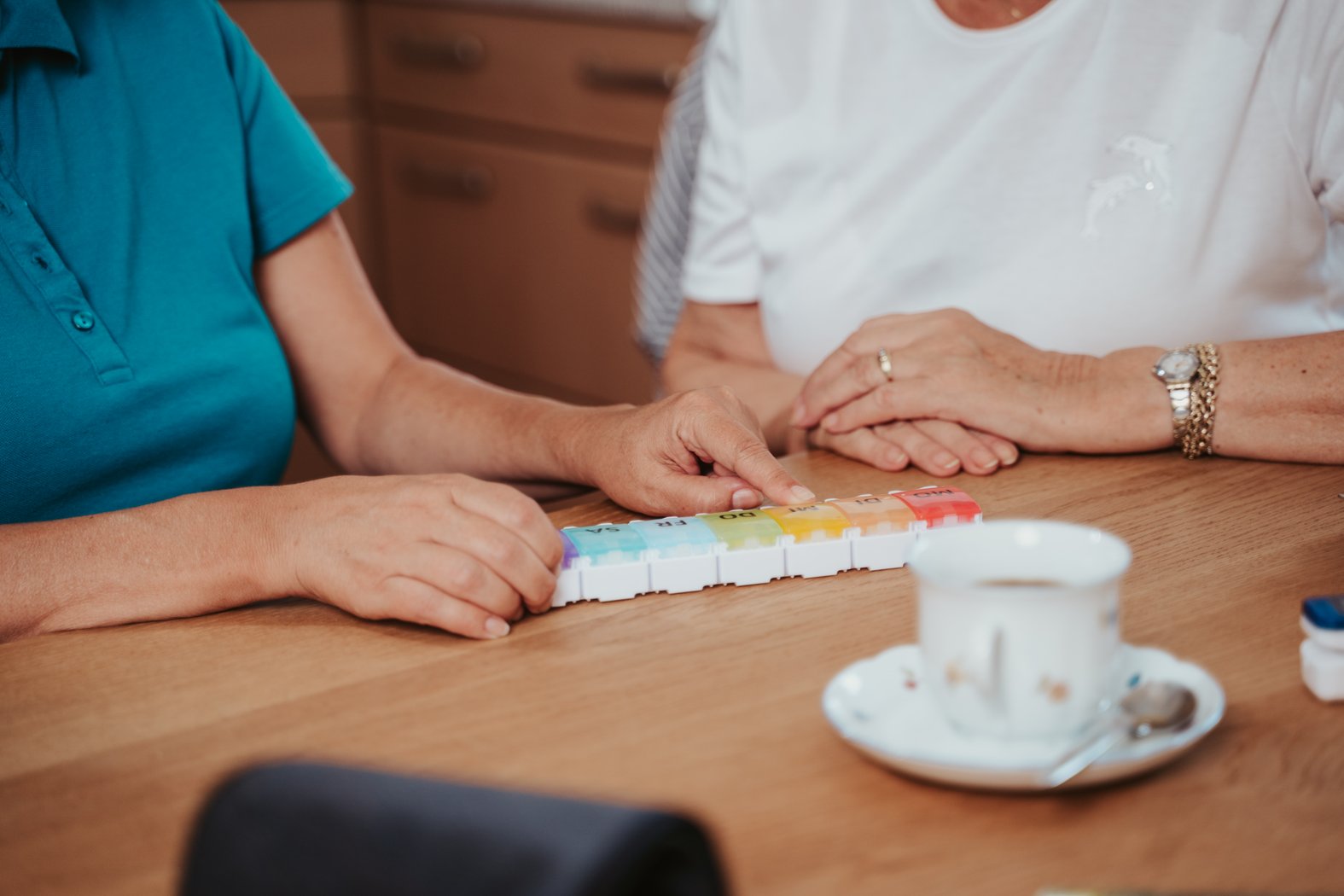 Tabletteneinnahme, Adhärenz: Wochenbox, Gespräch Pflege und Patientin