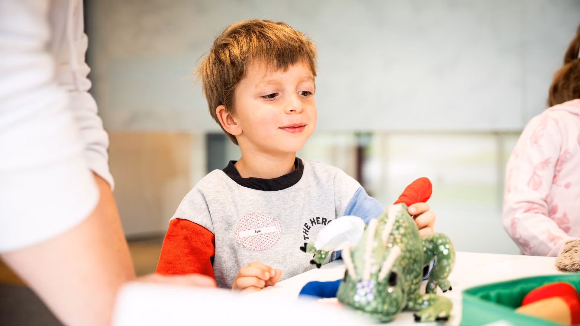 Kinder testen Wundprodukte Kind spielt mit medizinischem Produkt und untersucht es neugierig