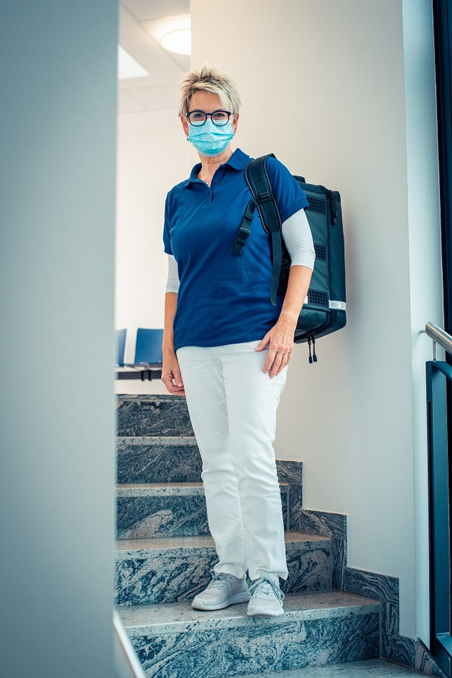 Der Hausbesuchsrucksack im Einsatz auf dem Rücken getragen