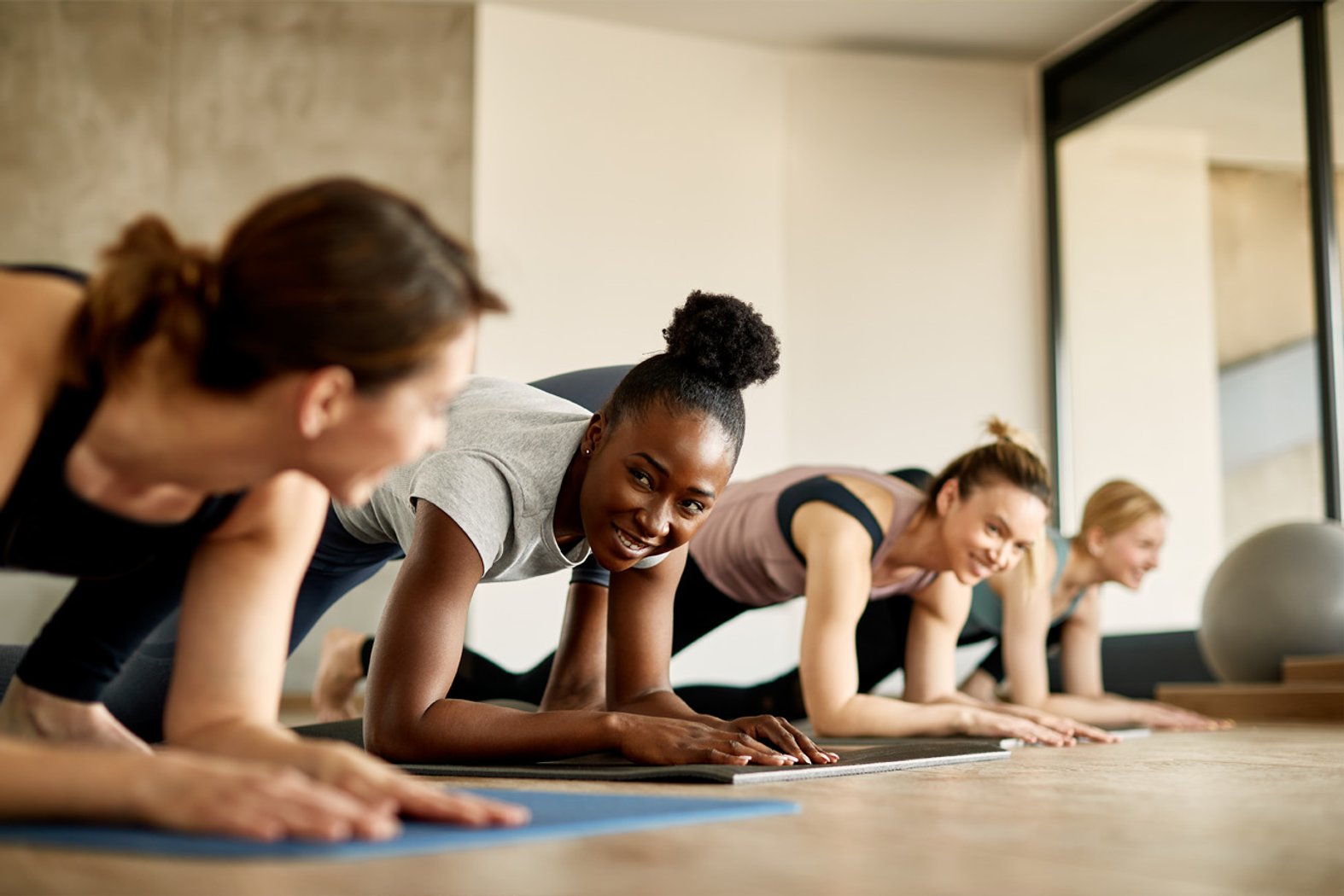 Selbstfürsorge: Sozialkontakte pflegen, Menschen beim gemeinsamen Sport