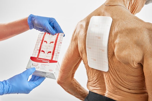 Große Wundauflage Dracofoam easyfix 10x20, Fixierung am Rücken