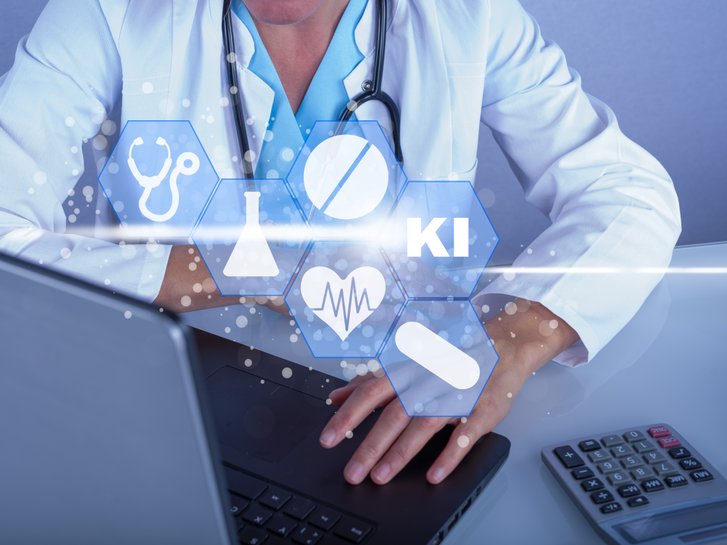 Medizinische Fachkraft mit digitalen Gesundheitssymbolen und KI-Elementen