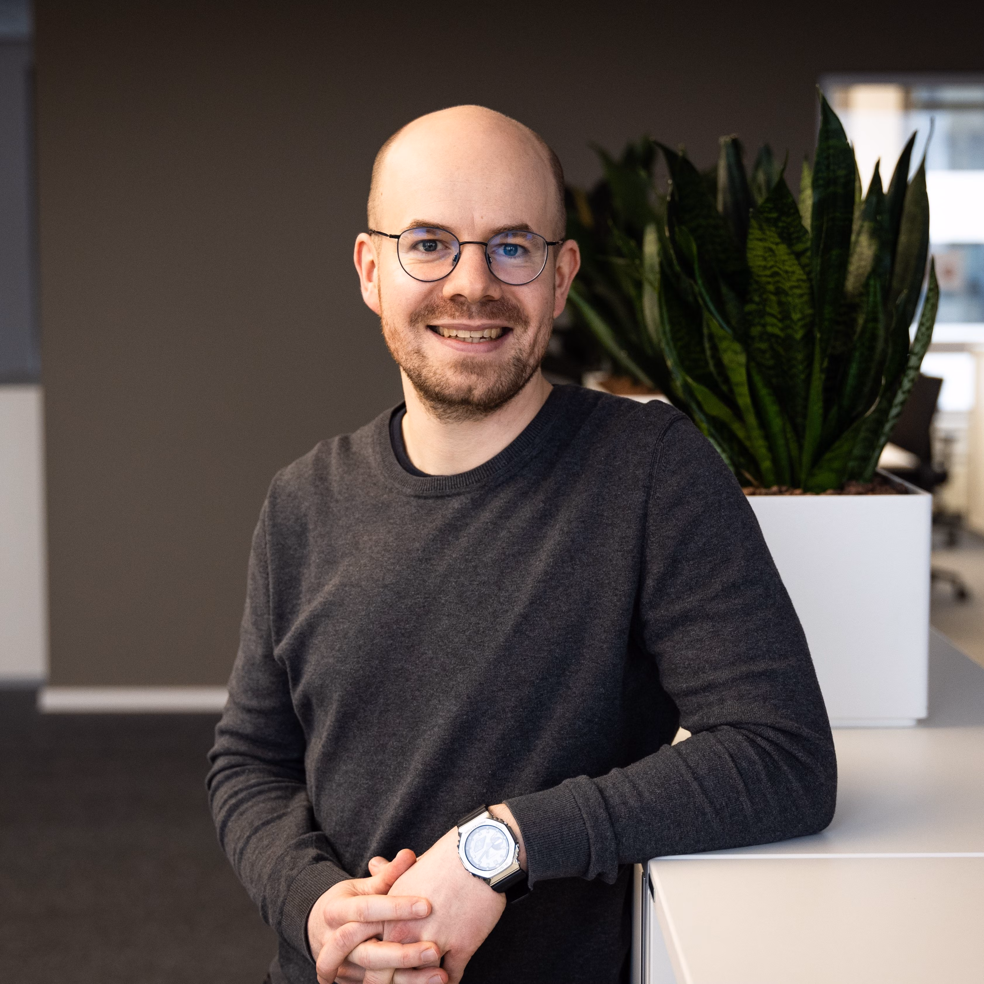 max-arnold-1.jpg Teamfoto von Max Piratoplast im Büro