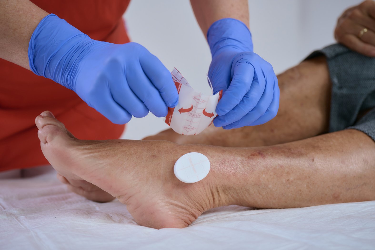 DracoFoam oval 3x4 cm, Anwendung am Knöchel