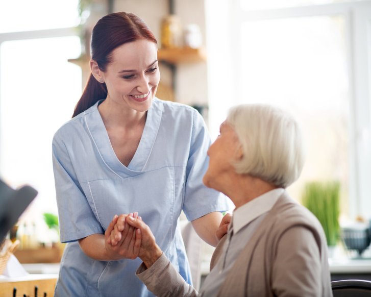 Pflegekraft, ältere Patientin - Pflege, Geriatrie
