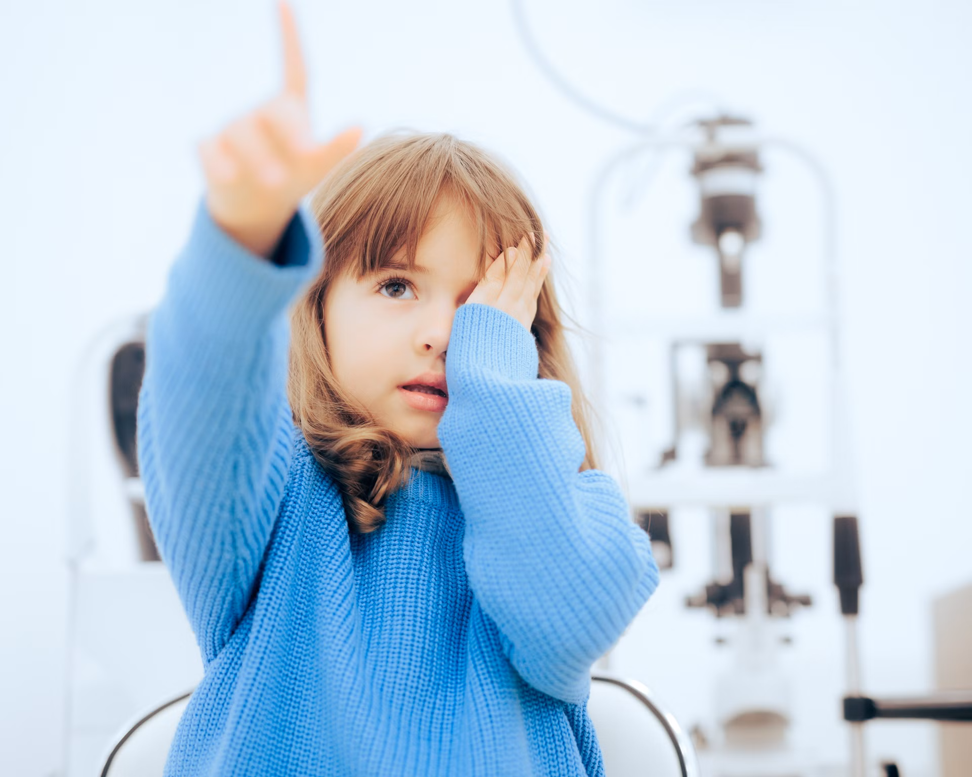 Kind bei einem Sehtest