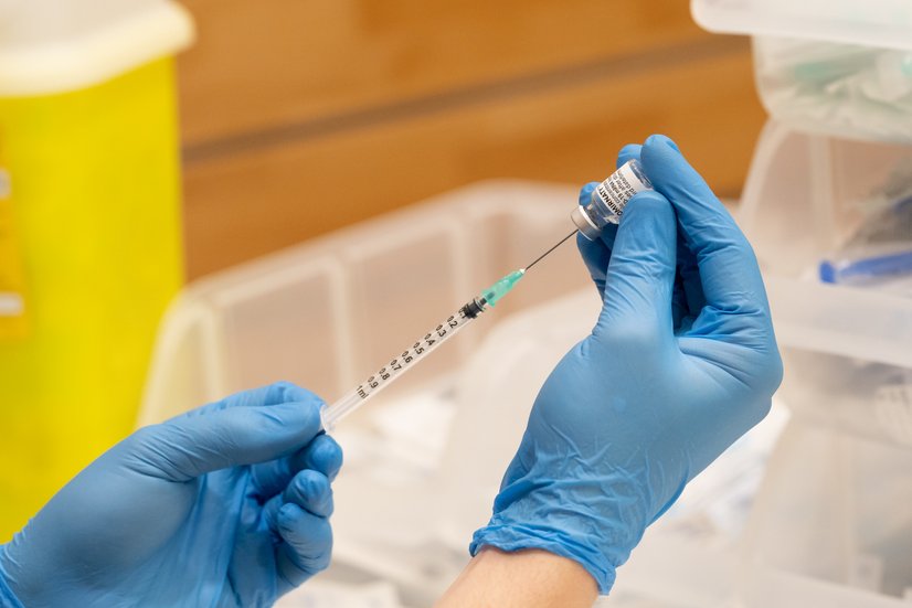 Covid-Impfdosis wird aufgezogen