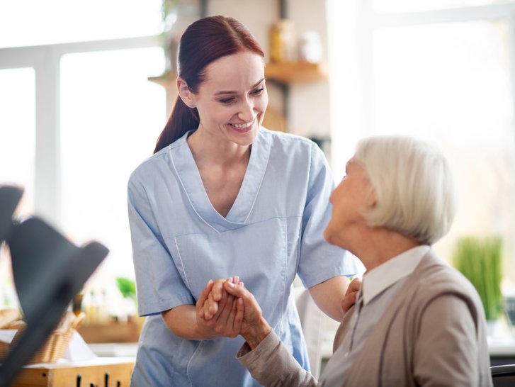 Pflegekraft, ältere Patientin - Pflege, Geriatrie