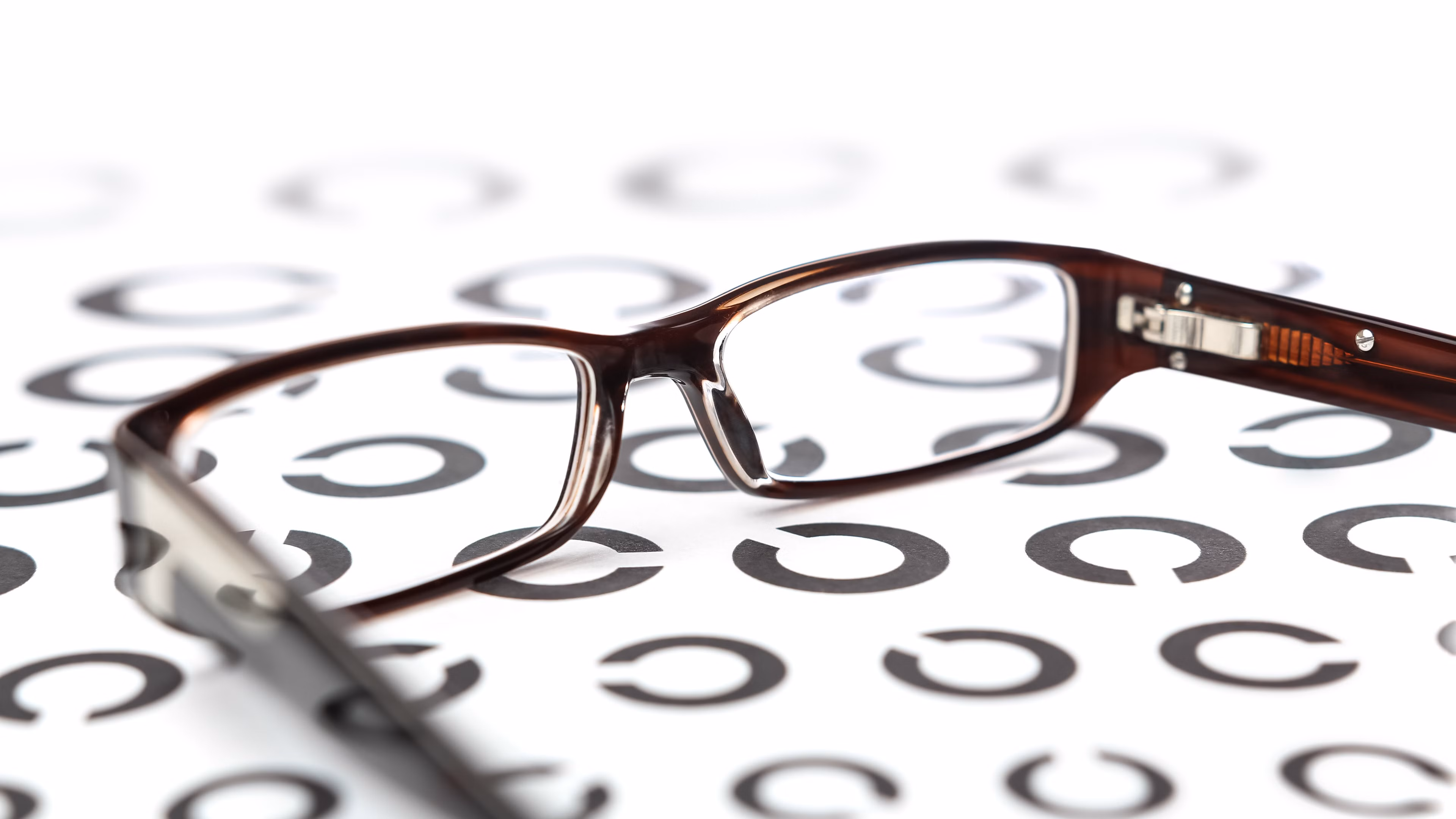 Brille liegt auf einem Sehtest