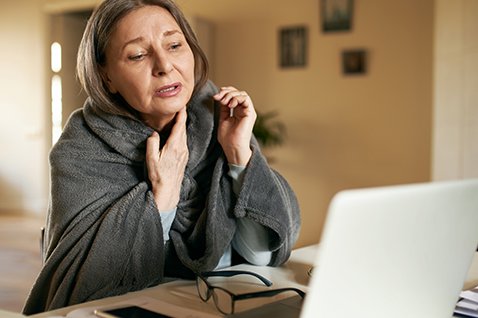 Kranke Frau vor dem PC