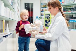 Kind in einer Apotheke