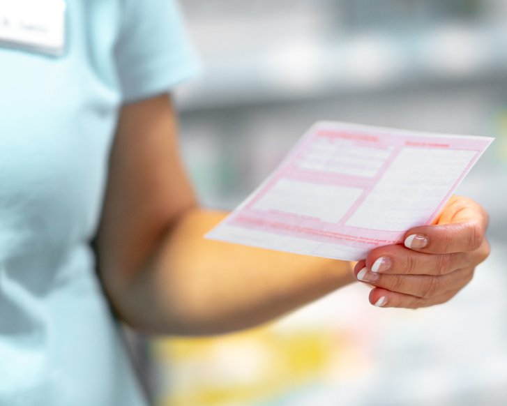 Retaxierung: Apothekerin prüft Rezept