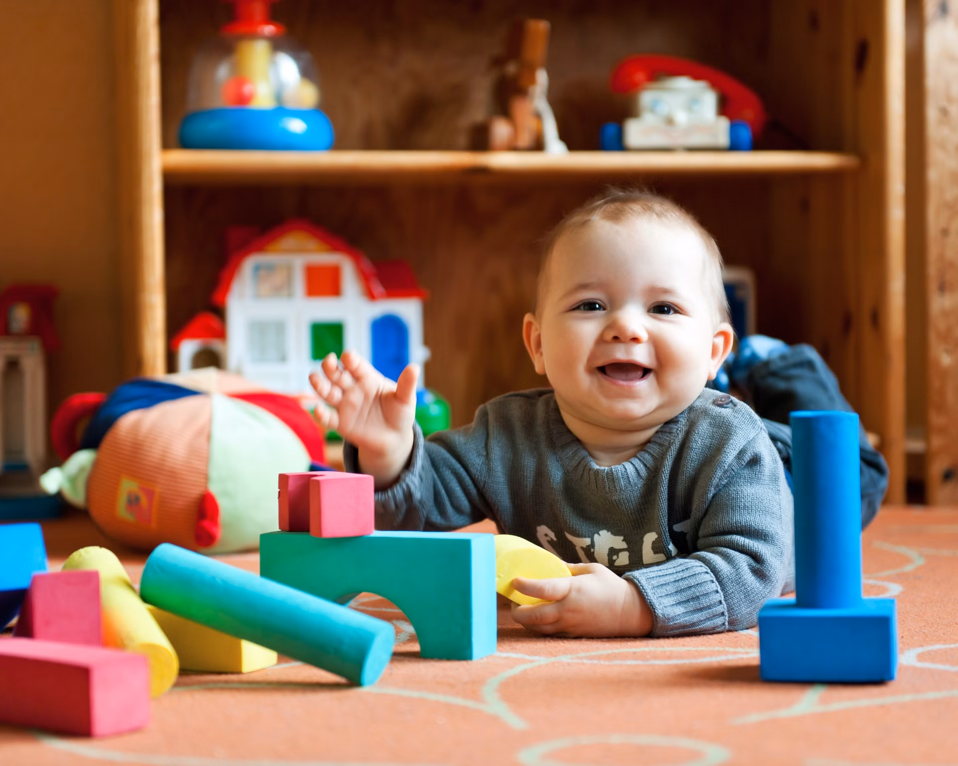 Baby spielt mit Holzklötzen