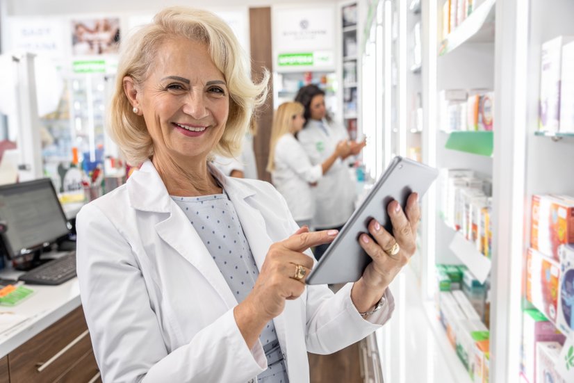 Apothekerin mit Tablet in der Hand