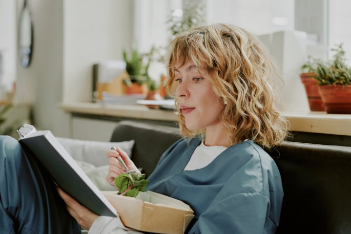 MFA mit einem Buch und Salat während der Pause