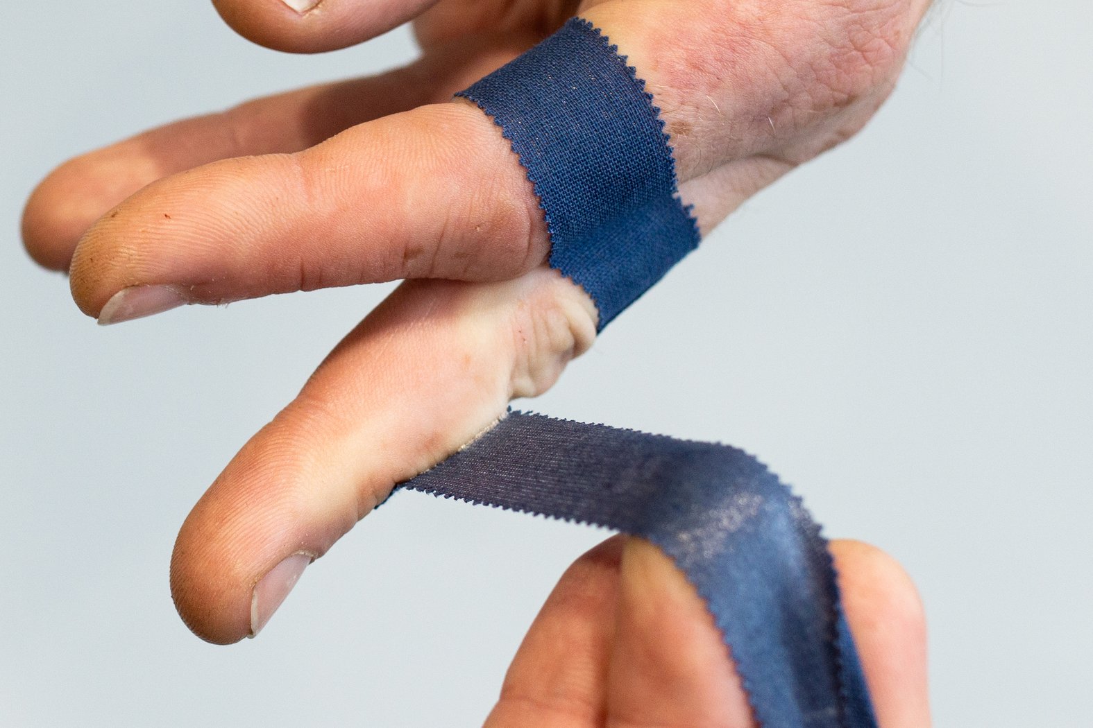 Horizontales Abziehen eines stark haftenden Sporttapes