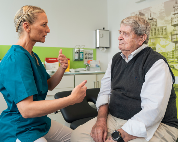 Ältere Patienten: Herausforderungen und Chancen für MFA