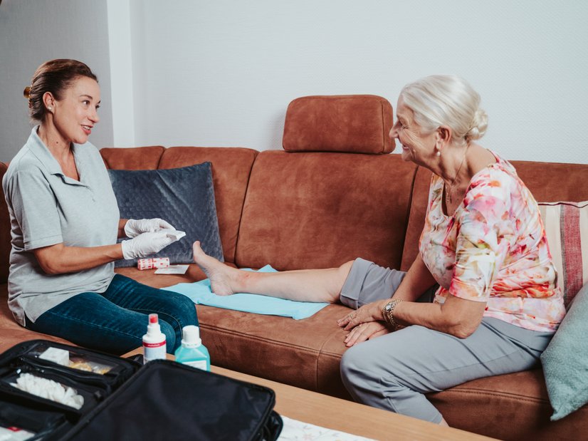 Adhärenz in der Wundtherapie: MFA-Hausbesuch, Patientin