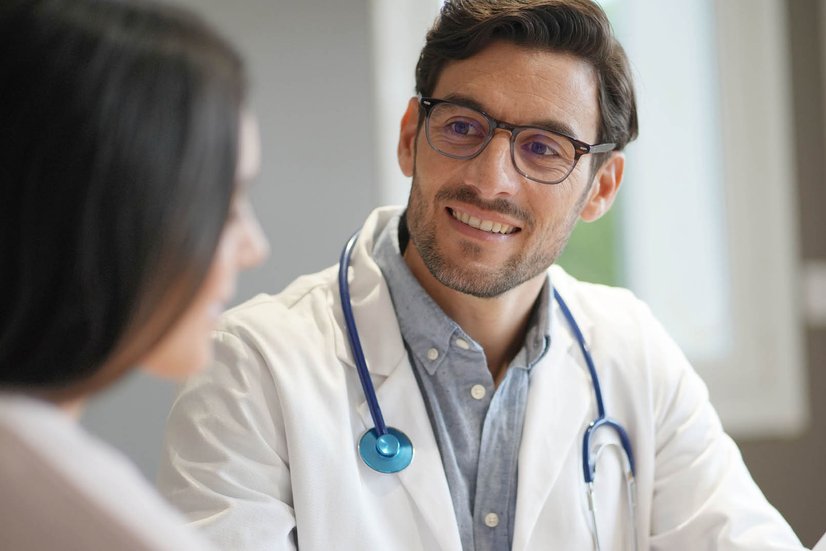 Arzt spricht mit MFA