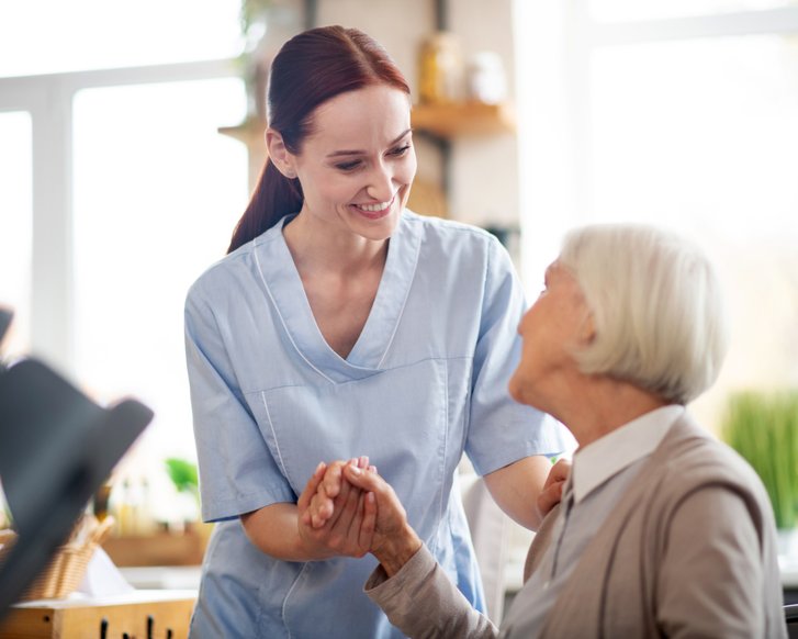 Pflegekraft, ältere Patientin - Pflege, Geriatrie