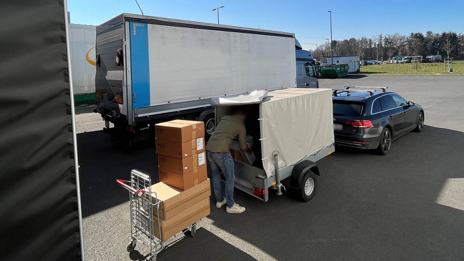 Verbandmittel wird in Anhänger geladen