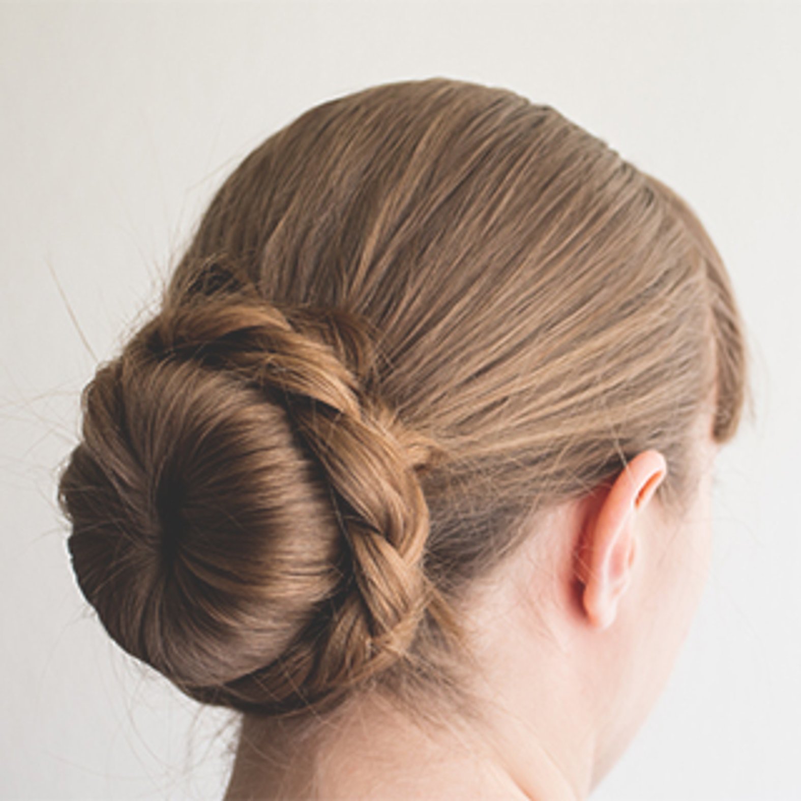 Frisur-Tipp für MFA: Geflochtener Dutt