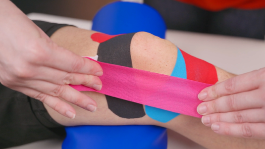 Kinesiologisches Taping – Anlagetechniken am Knie