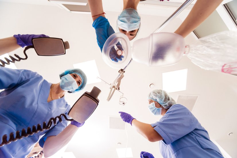 Praxisteam beginnt die Reanimation 