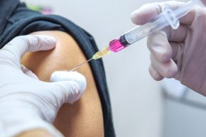 Impfung, Spritze mit Impfstoff wird injiziert