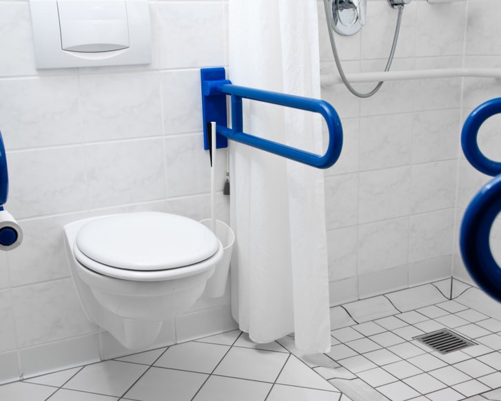 Rechtzeitig nachrüsten: Platz im Bad erleichtert die Pflege