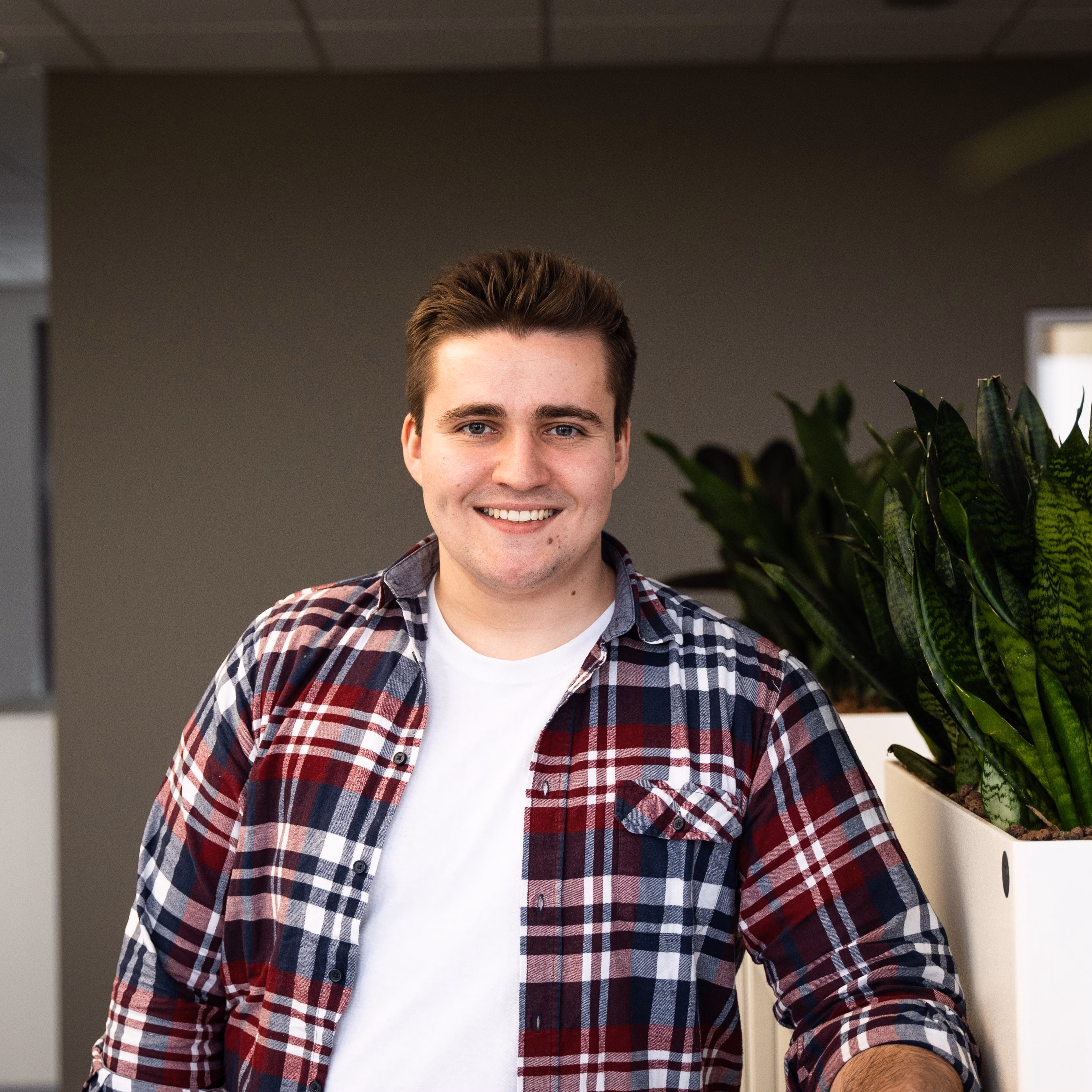 lukas-friese.jpg Teamfoto von Lukas Piratoplast im Büro