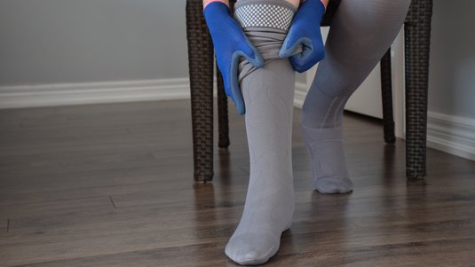 Anziehen eines Kompressionsstrumpfs
