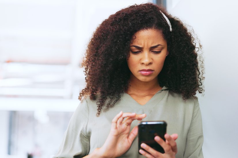 Frau wundert sich über Falschinformationen auf TikTok