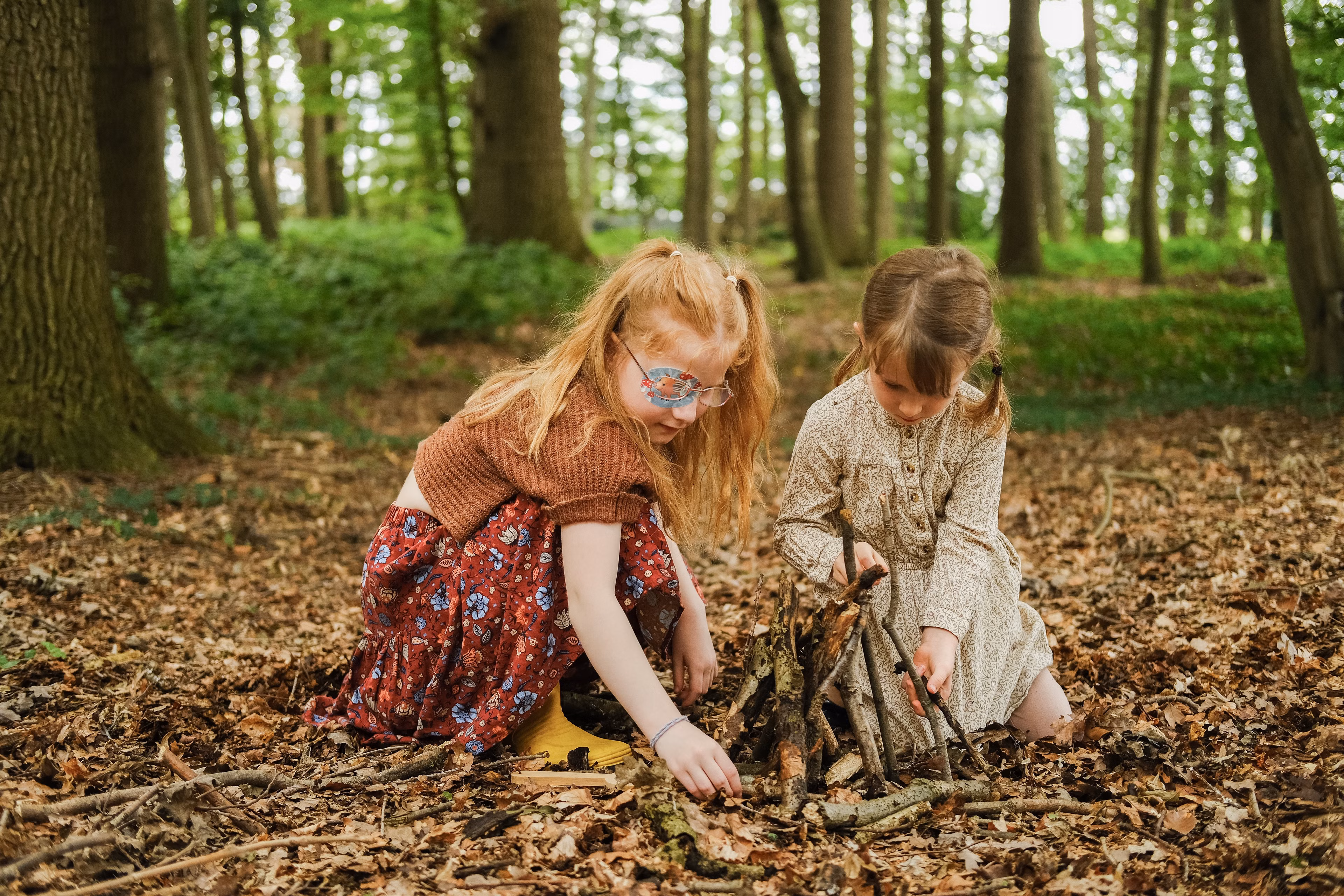 Kinder mit Augenpflaster im Wald